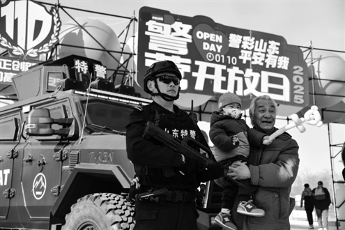 10日,山东省公安厅在济南泉城广场举行警营开放日活动,济南居民在活动现场与警察合影。新华社发